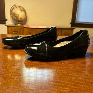 Taos black patent leather low heeled pumps size 8